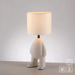 LED Tischleuchte beige Männchen stehend Stoffschirm mit Schnurschalter