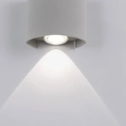 LED-Wandleuchte, silberfarben, halbrunder Form, Up+Down, Lichtkegel