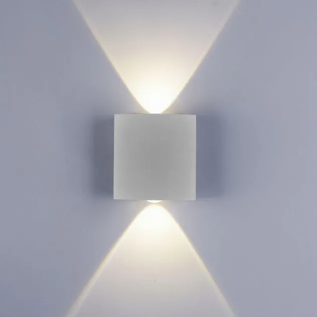 LED-Wandleuchte, silberfarben, halbrunder Form, Up+Down, Lichtkegel