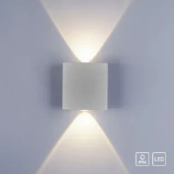 LED-Wandleuchte, silberfarben, halbrunder Form, Up+Down, Lichtkegel